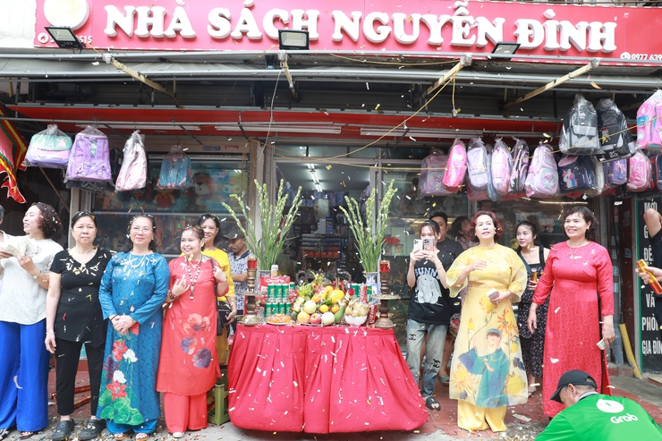 Lãnh đạo quận Hoàng Mai dâng hương tưởng nhớ Đức Thánh Trần Khát Chân- Ảnh 8.