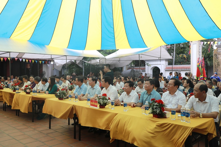 Lãnh đạo quận Hoàng Mai dâng hương tưởng nhớ Đức Thánh Trần Khát Chân- Ảnh 1.