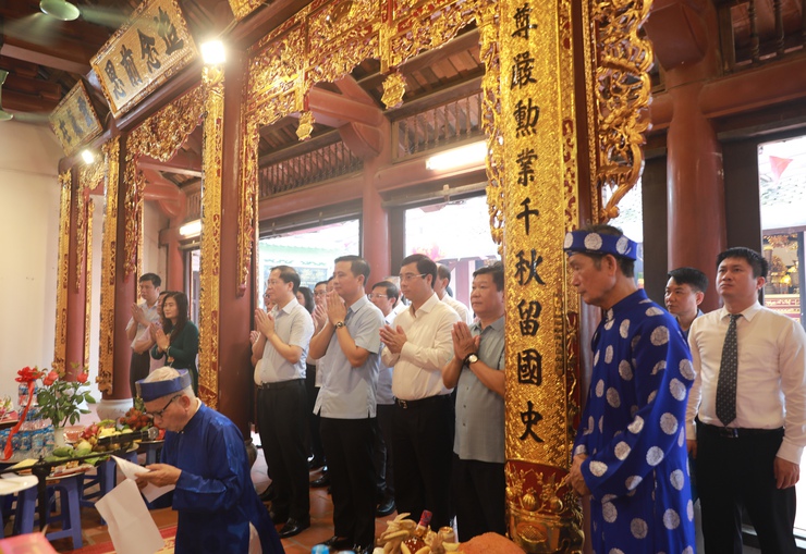 Lãnh đạo quận Hoàng Mai dâng hương tưởng nhớ Đức Thánh Trần Khát Chân- Ảnh 3.