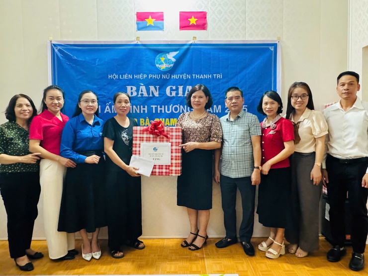 Hội LHPN Thanh Trì trao "Mái ấm tình thương" cho phụ nữ nghèo xã Đông Mỹ- Ảnh 1.