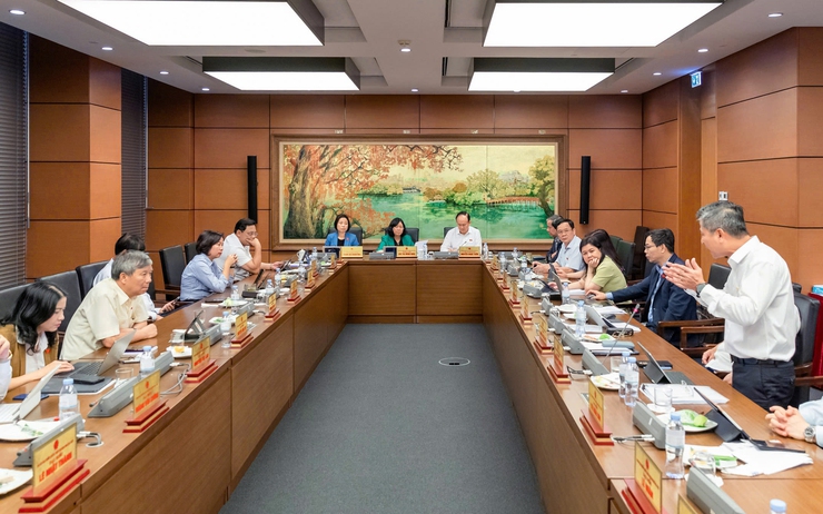 Đại biểu Quốc hội thảo luận về tình hình thực hiện kế hoạch phát triển kinh tế - xã hội và ngân sách nhà nước những tháng đầu năm 2025- Ảnh 1.