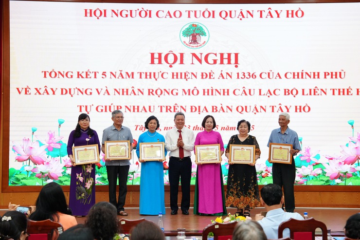 Quận Tây Hồ trang bị kỹ năng phòng chống lừa đảo cho người cao tuổi- Ảnh 3.