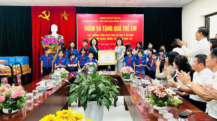 Phó Chủ tịch UBND Thành phố Vũ Thu Hà tới thăm các em nhỏ hoàn cảnh đặc biệt tại Trung tâm Bảo trợ xã hội 3- Ảnh 1.