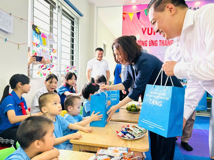 Phó Chủ tịch UBND Thành phố Vũ Thu Hà tới thăm các em nhỏ hoàn cảnh đặc biệt tại Trung tâm Bảo trợ xã hội 3- Ảnh 2.