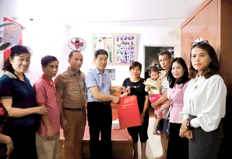 Hoàn Kiếm thăm, tặng quà trẻ em có hoàn cảnh đặc biệt nhân dịp Quốc tế Thiếu nhi- Ảnh 1.