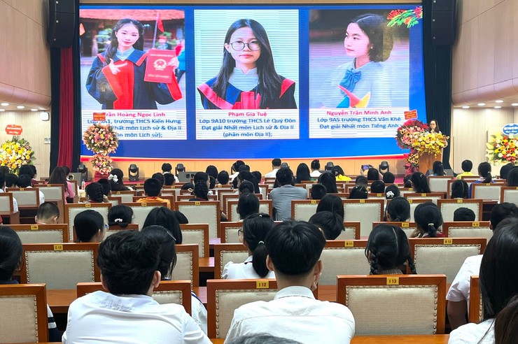 Hà Đông tuyên dương 168 học sinh giỏi tiêu biểu năm học 2024-2025- Ảnh 1.