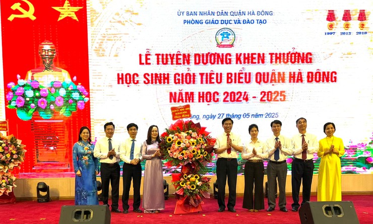 Hà Đông tuyên dương 168 học sinh giỏi tiêu biểu năm học 2024-2025- Ảnh 2.