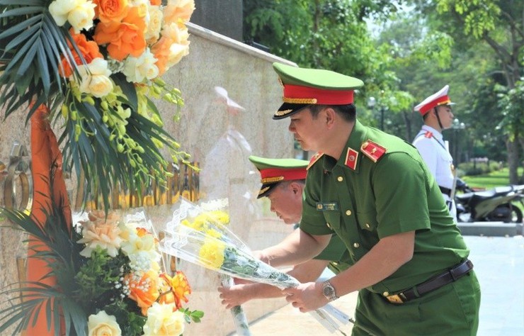 Đoàn đại biểu tham gia Hội thi thể thao nghiệp vụ chữa cháy dâng hoa tại Tượng đài Công an nhân dân vì nhân dân phục vụ- Ảnh 1.