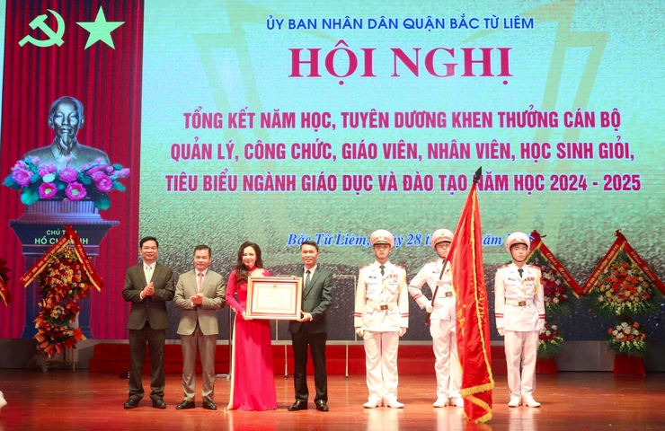 Quận Bắc từ Liêm tuyên dương giáo viên, học sinh giỏi, tiêu biểu ngành Giáo dục và Đào tạo năm học 2024 - 2025- Ảnh 1.