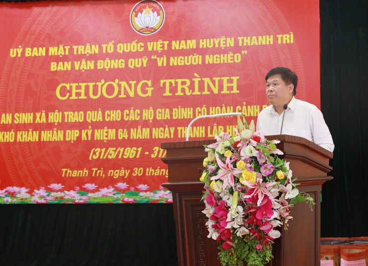 Mặt trận huyện Thanh Trì tặng quà 80 hộ gia đình có hoàn cảnh đặc biệt khó khăn- Ảnh 1.