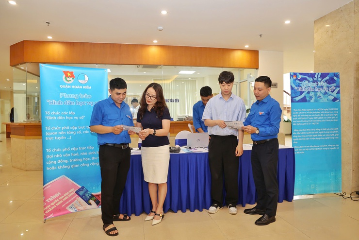 Quận Hoàn Kiếm phát động phong trào “Bình dân học vụ số”: Hướng đến phổ cập kỹ năng số cho toàn dân- Ảnh 5.