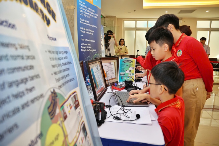 Quận Hoàn Kiếm phát động phong trào “Bình dân học vụ số”: Hướng đến phổ cập kỹ năng số cho toàn dân- Ảnh 3.