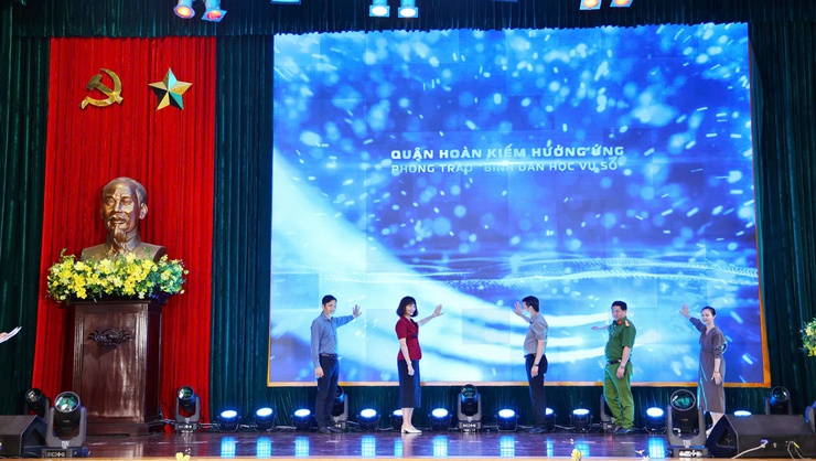 Quận Hoàn Kiếm phát động phong trào “Bình dân học vụ số”: Hướng đến phổ cập kỹ năng số cho toàn dân- Ảnh 1.