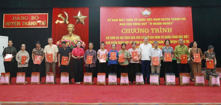 Mặt trận huyện Thanh Trì tặng quà 80 hộ gia đình có hoàn cảnh đặc biệt khó khăn- Ảnh 2.