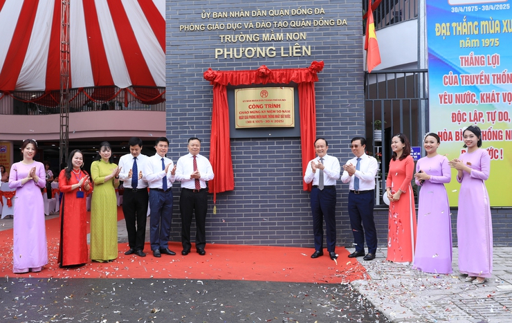 Dong Da District inaugurates cultural, social projects to mark reunification day- Ảnh 1.
