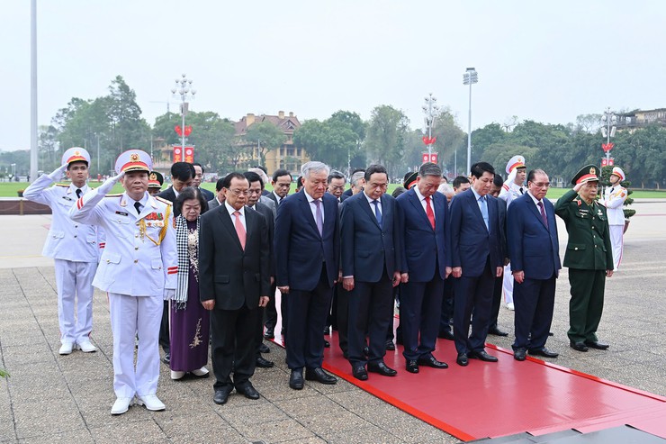 Government, Hanoi leaders honor President Ho Chi Minh and national heroes- Ảnh 1.