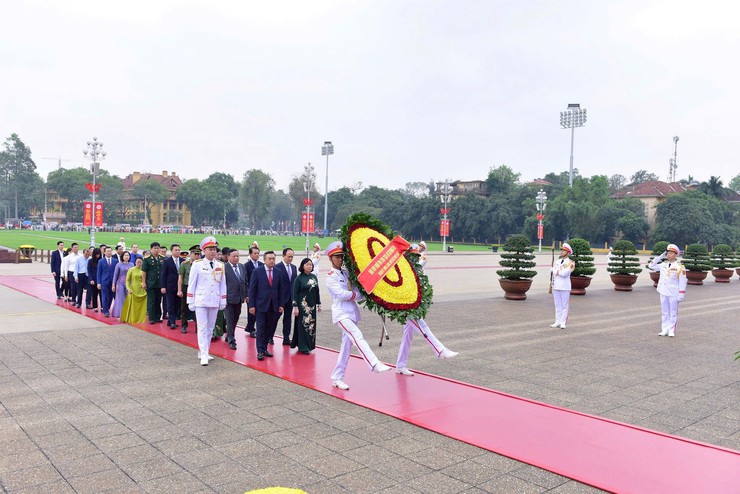 Government, Hanoi leaders honor President Ho Chi Minh and national heroes- Ảnh 2.