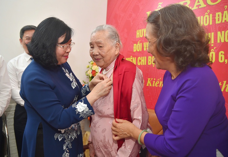Bí thư Thành ủy Bùi Thị Minh Hoài trao Huy hiệu 80 năm tuổi Đảng tặng đồng chí Lê Thị Ngọc- Ảnh 1.