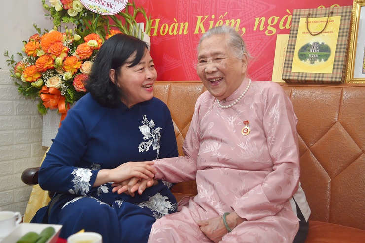 Bí thư Thành ủy Bùi Thị Minh Hoài trao Huy hiệu 80 năm tuổi Đảng tặng đồng chí Lê Thị Ngọc- Ảnh 3.