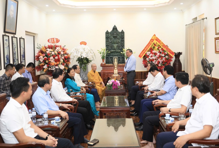 Phó Bí thư Thường trực Thành ủy Nguyễn Văn Phong chúc mừng Đại lễ Phật đản- Ảnh 1.