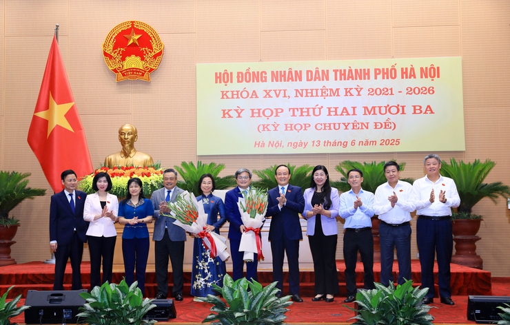 Đồng chí Trương Việt Dũng được bầu giữ chức Phó Chủ tịch UBND thành phố Hà Nội- Ảnh 1.