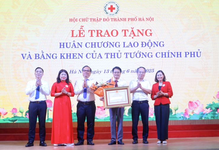 Tôn vinh người hiến máu tiêu biểu: Lan tỏa nghĩa cử cao đẹp, khơi dậy tinh thần nhân ái cộng đồng- Ảnh 1.