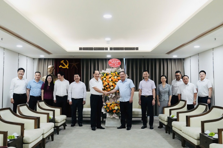 Lãnh đạo thành phố Hà Nội thăm, chúc mừng các cơ quan, đơn vị báo chí- Ảnh 3.