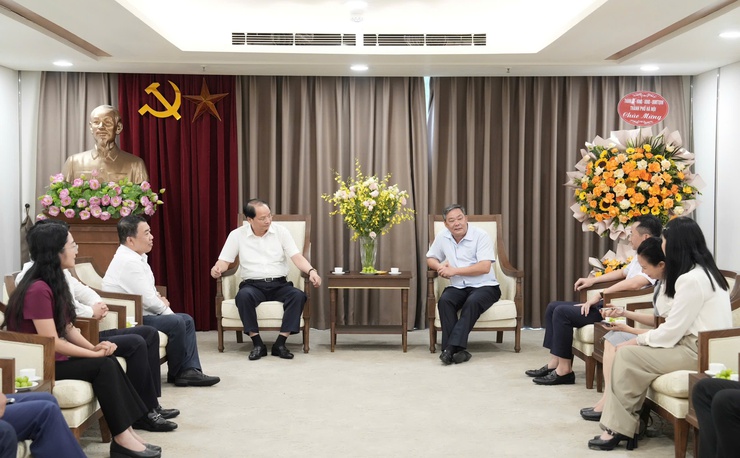 Lãnh đạo thành phố Hà Nội thăm, chúc mừng các cơ quan, đơn vị báo chí- Ảnh 4.