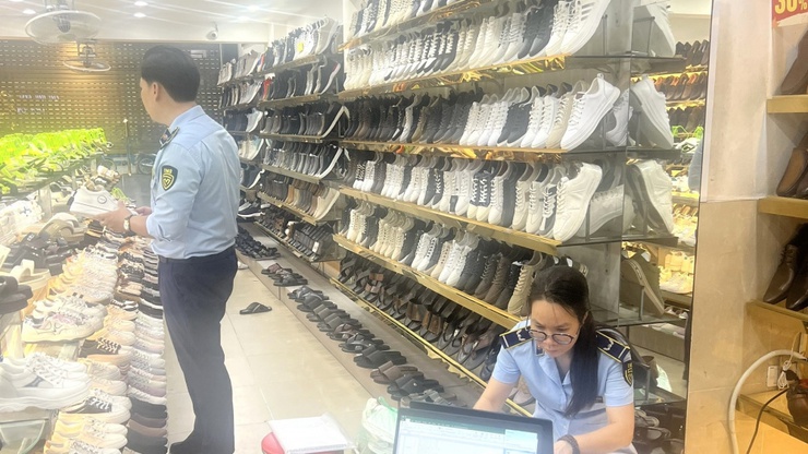 Hà Nội: Tạm giữ hơn 2.500 sản phẩm giày dép giả mạo và không rõ nguồn gốc- Ảnh 1.