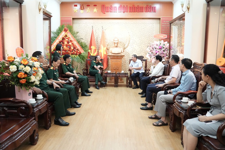 Lãnh đạo thành phố Hà Nội thăm, chúc mừng các cơ quan, đơn vị báo chí- Ảnh 1.