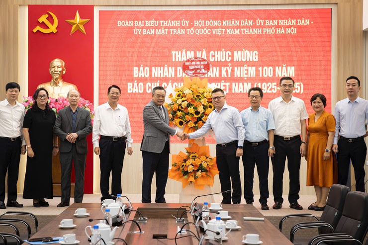 Hanoi Mayor congratulates Nhan Dan Newspaper on 100th Vietnam's Press Day- Ảnh 1. Hanoi Mayor congratulates Nhan Dan Newspaper on 100th Vietnam's Press Day- Ảnh 1.