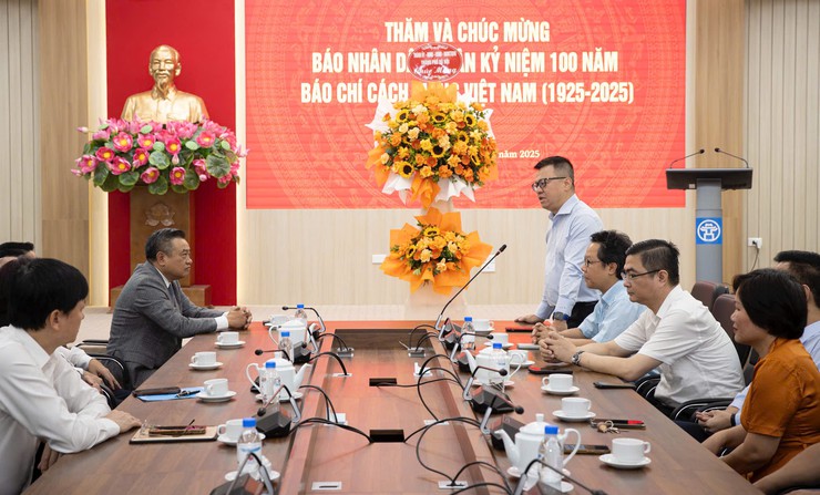 Hanoi Mayor congratulates Nhan Dan Newspaper on 100th Vietnam's Press Day- Ảnh 2. Hanoi Mayor congratulates Nhan Dan Newspaper on 100th Vietnam's Press Day- Ảnh 2.