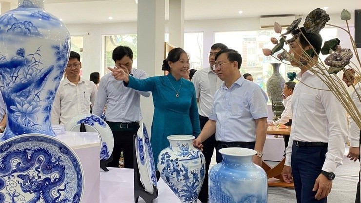 Khai mạc Triển lãm chuyên đề ngành gốm sứ-sơn son thếp vàng năm 2025- Ảnh 3.