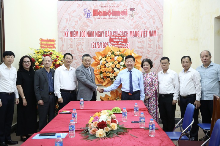 Chủ tịch UBND Thành phố Trần Sỹ Thanh thăm, chúc mừng Báo Hà Nội mới nhân 100 năm Ngày Báo chí cách mạng Việt Nam- Ảnh 1.