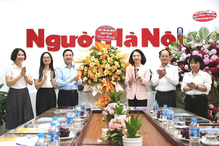 Phó Chủ tịch UBND Thành phố Vũ Thu Hà thăm, chúc mừng Tạp chí Người Hà Nội- Ảnh 1.