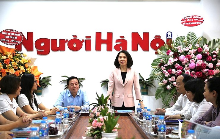 Phó Chủ tịch UBND Thành phố Vũ Thu Hà thăm, chúc mừng Tạp chí Người Hà Nội- Ảnh 2.