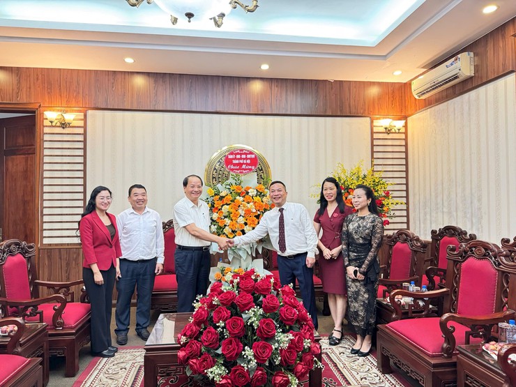 Trưởng ban Tuyên giáo và Dân vận Thành ủy Hà Nội chúc mừng các cơ quan báo chí- Ảnh 1.
