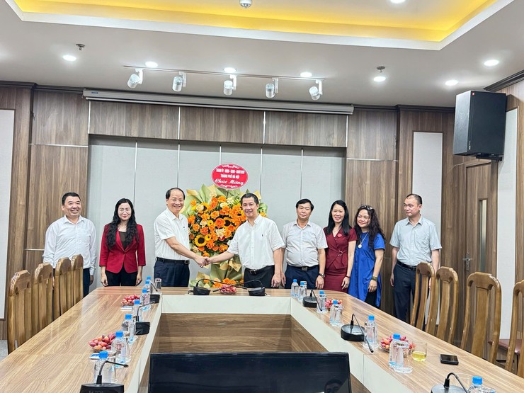 Trưởng ban Tuyên giáo và Dân vận Thành ủy Hà Nội chúc mừng các cơ quan báo chí- Ảnh 2.