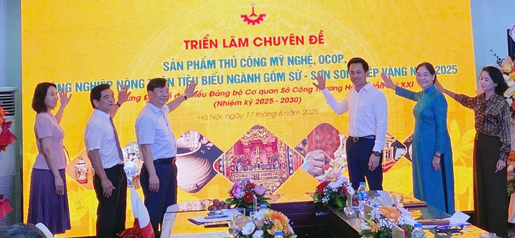 Khai mạc Triển lãm chuyên đề ngành gốm sứ-sơn son thếp vàng năm 2025- Ảnh 1.