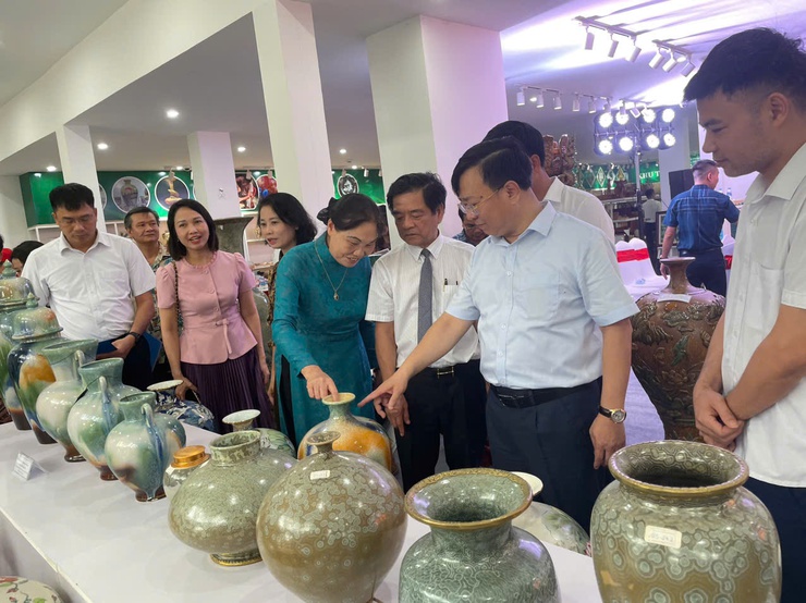 Khai mạc Triển lãm chuyên đề ngành gốm sứ-sơn son thếp vàng năm 2025- Ảnh 2.