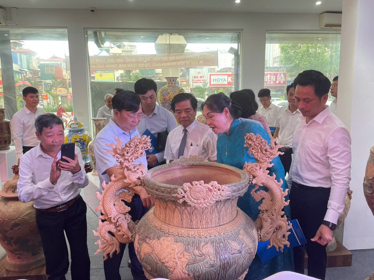 Khai mạc Triển lãm chuyên đề ngành gốm sứ-sơn son thếp vàng năm 2025- Ảnh 4.