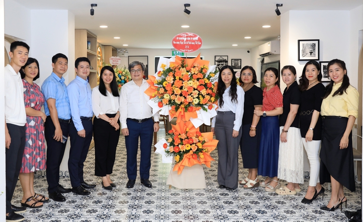 Phó Chủ tịch UBND Thành phố Trương Việt Dũng đến thăm, chúc mừng Trung tâm Truyền thông, Dữ liệu và Công nghệ số nhân ngày 21/6- Ảnh 1.
