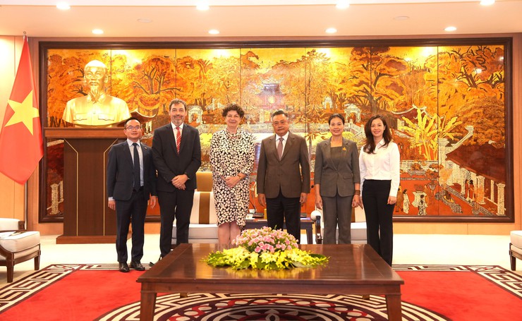 Hanoi Mayor meets German Ambassador- Ảnh 1.