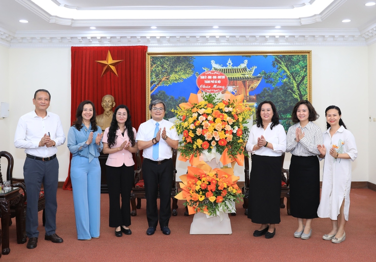 Phó Chủ tịch UBND Thành phố Trương Việt Dũng thăm, chúc mừng một số cơ quan nhân kỷ niệm 100 năm ngày 21/6- Ảnh 1.