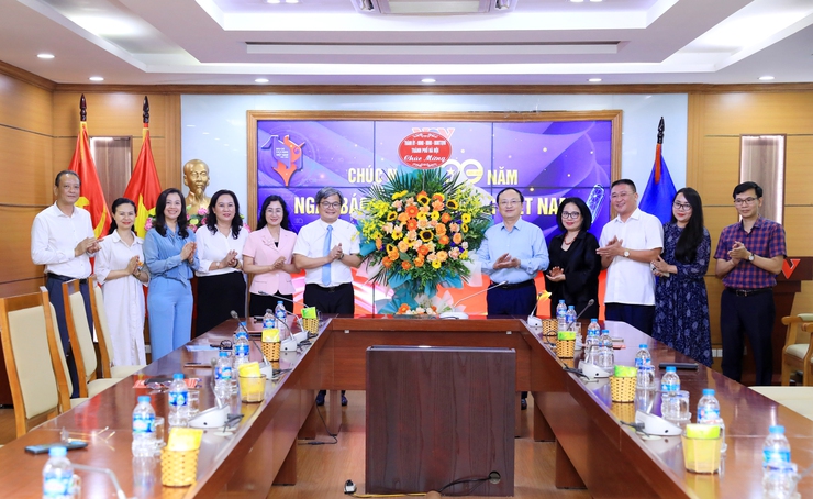 Phó Chủ tịch UBND Thành phố Trương Việt Dũng thăm, chúc mừng một số cơ quan nhân kỷ niệm 100 năm ngày 21/6- Ảnh 2.