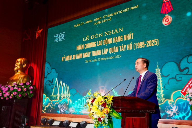 Quận Tây Hồ đón nhận Huân chương Lao động hạng Nhất- Ảnh 1.