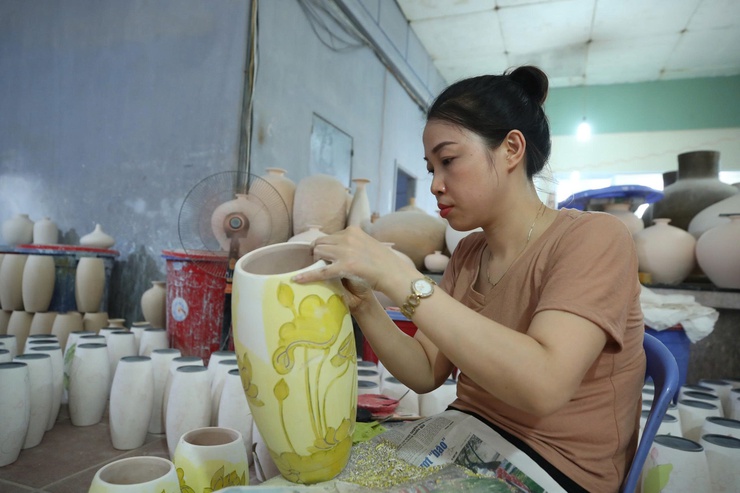 Hanoi launches ceramic and lacquerware designs exhibition- Ảnh 1.
