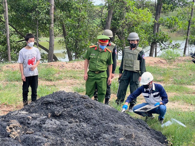Công an thành phố Hà Nội khám phá thành công vụ án đổ, chôn, lấp chất thải công nghiệp- Ảnh 1.