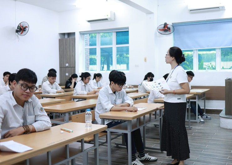 Hà Nội: Thí sinh tự tin bước vào môn thi Ngữ văn của kỳ thi tốt nghiệp THPT 2025- Ảnh 2.