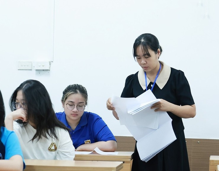 Hà Nội: Thí sinh tự tin bước vào môn thi Ngữ văn của kỳ thi tốt nghiệp THPT 2025- Ảnh 3.